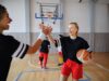 2 Frauen geben sich einen Handschlag beim Basketball spielen