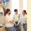 3 Frauen stehen zusammen in der Praxis und lachen