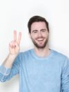 Entspannter Mann nach erfolgreicher Kiefergelenktherapie
