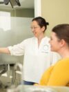 Dr. Cora Greiner berät Patientin in der Kieferorthopädie Praxis Lieblingsorth Neu Wulmstorf