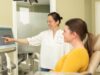 Dr. Cora Greiner berät Patientin in der Kieferorthopädie Praxis Lieblingsorth Neu Wulmstorf