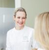 Dr Annike Bader berät Patientin in der Kieferorthopädie Praxis Lieblingsorth Buxtehude