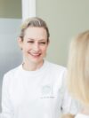Dr Annike Bader berät Patientin in der Kieferorthopädie Praxis Lieblingsorth Buxtehude
