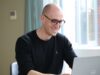 Mike bei Lieblingsorth arbeitet digital am Computer – innovative Kieferorthopädie