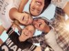 Viele Kinder lachen und zeigen ihre Zahnspangen – Kieferorthopädie für Kinder und Jugendliche
