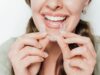 Frau hält transparenten Aligner – Aligner für Männer Lieblingsorth